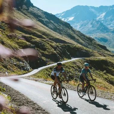 Vélo route sur la piste cyclable entre Val Thorens et Les Menuires