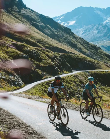 Vélo route sur la piste cyclable entre Val Thorens et Les Menuires